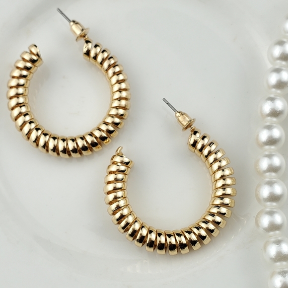 💫5/$25 UNIQUE Gold Spiral Hoops - Picture 1 of 4